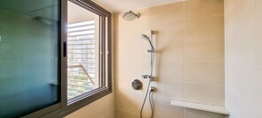 Deluxe Apartment | Bathroom | Towels - Condo & Pool in New North by FeelHome (Tel Aviv)
