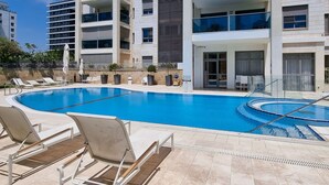 Una piscina al aire libre de temporada