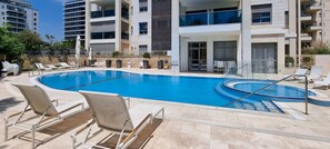Seasonal outdoor pool - Condo & Pool in New North by FeelHome (Tel Aviv)