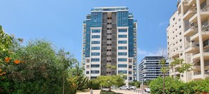 Exterior - Condo & Pool in New North by FeelHome (Tel Aviv)