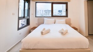 2 habitaciones, tabla de planchar con plancha, cunas y wifi gratis 
