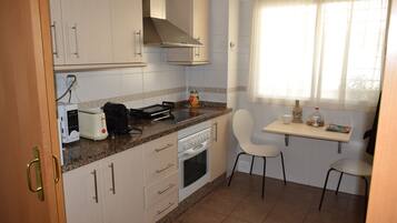 Een koelkast, een magnetron, een oven, een kookplaat