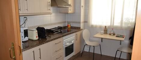 Een koelkast, een magnetron, een oven, een kookplaat