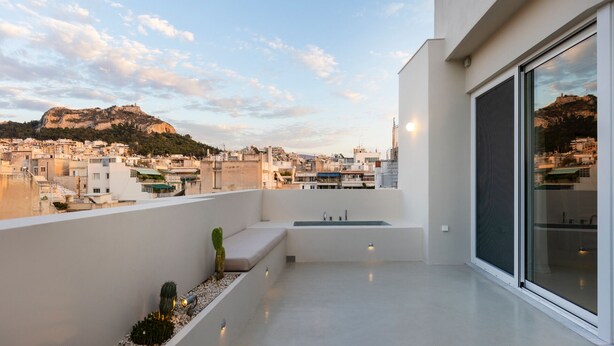 A balcony with a view of a cityscape and a mountain. - Design Penthouse with Hot Tub and Private Rooftop In Exarhia Athens (Athens)