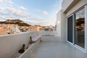Un balcon offrant une vue sur la ville et sur une montagne.