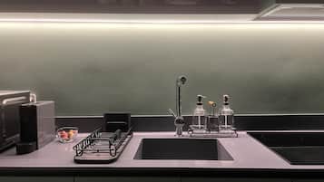 Réfrigérateur, micro-ondes, plaque de cuisson, cafetiÚre/bouilloire