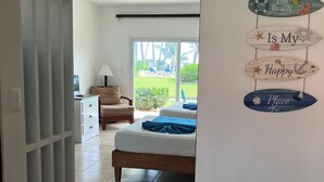 Una camera da letto con un letto, un comodino e vista all'esterno tramite una porta scorrevole.