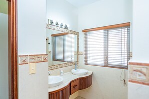 Secadora de cabello, toallas, jabón, papel de baño 