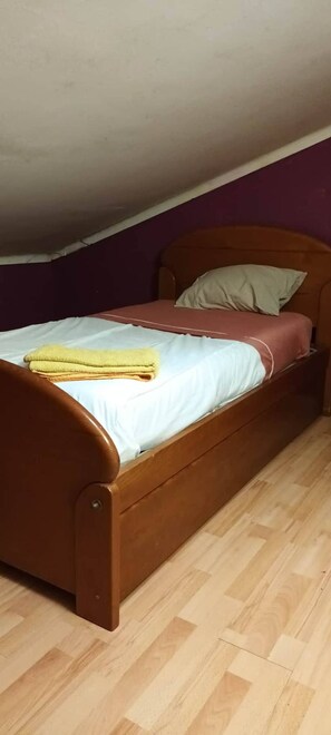 1 slaapkamer, een bureau, internet