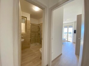 Douche, bidet, papier toilette