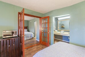 1 bedroom, WiFi, bed sheets - Newly renovated boutique hotel close to College of William and Mary
 (Williamsburg)