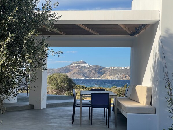 Outdoor dining - Seafront 4-Bedroom Villa | 30sec walking distance from Fatourena sandy beach | (Milos)