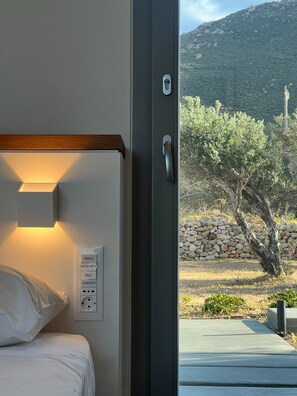 4 bedrooms, in-room safe, desk, iron/ironing board - Seafront 4-Bedroom Villa | 30sec walking distance from Fatourena sandy beach | (Milos)