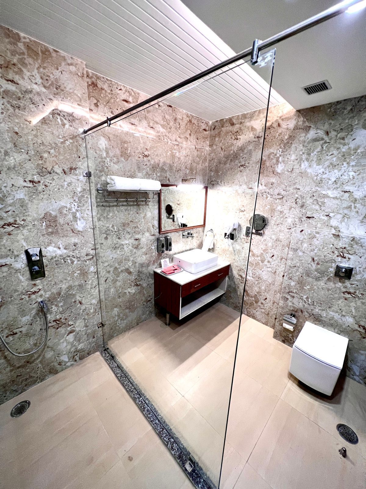 Executive Double Room | Bathroom | Hair dryer, towels