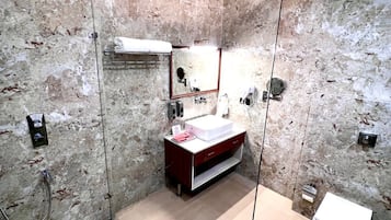 Executive Double Room | Bathroom | Hair dryer, towels