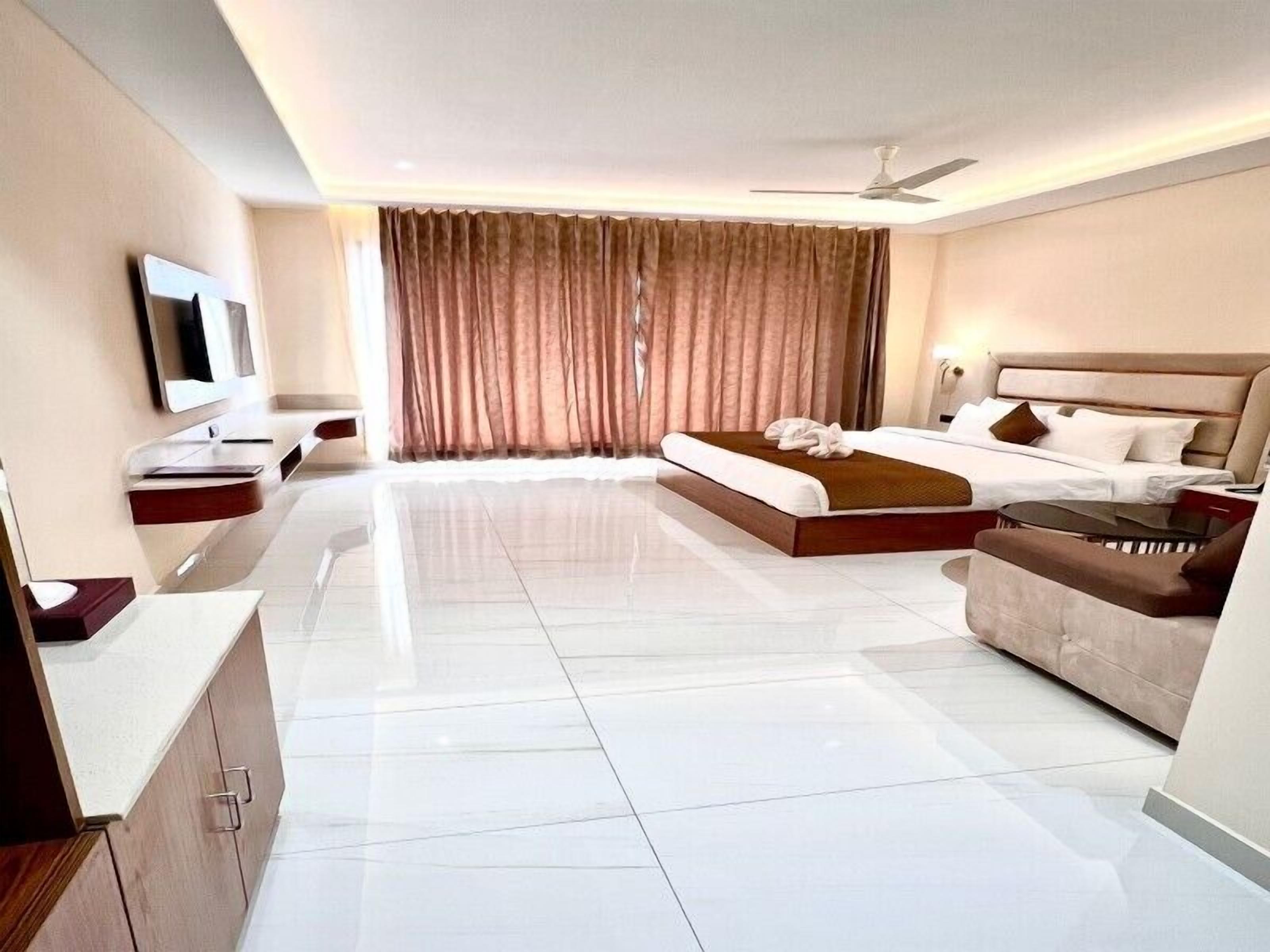 Premium bedding, minibar, desk, free WiFi