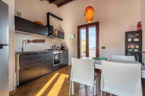 Apartment | Private kitchen | Full-sized fridge, oven, stovetop, coffee grinder - Solemar Sicilia - Casa Ernesto  (Santa Flavia)