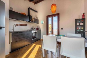Apartamento | Cocina privada | Frigorífico grande, horno, placa de cocina y molinillo de café