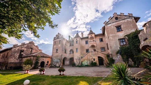 A historic building with multiple arches and a courtyard. - Ansitz Zinnenberg (Appiano Sulla Strada del Vino)