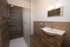 Royal Apartment | Bathroom | Shower, free toiletries, bidet, towels - Oasi del Garda (Manerba del Garda)