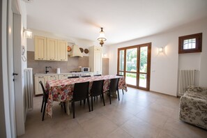 Apartamento Royal | Zona de estar | Smart TV de 50 pulgadas con canales digitales