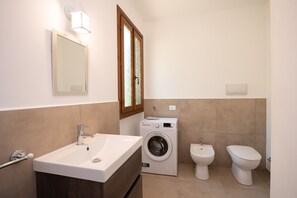 Royal Apartment | Bathroom | Shower, free toiletries, bidet, towels