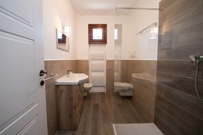 Royal Apartment | Bathroom | Shower, free toiletries, bidet, towels