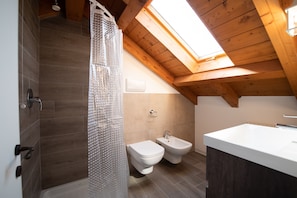 Appartement Royal | Salle de bain | Douche, articles de toilette gratuits, bidet, serviettes fournies