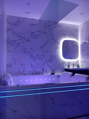 Spa - Maison Avec un Élégant Jacuzzi Bluetooth Music Lit King Size Mémoire de Forme (Louvres)