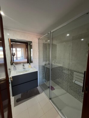 Douche, sèche-cheveux, serviettes fournies, savon