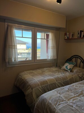 2 عدّة غرف نوم ومكواة/لوح كي وملاءات أسرّة