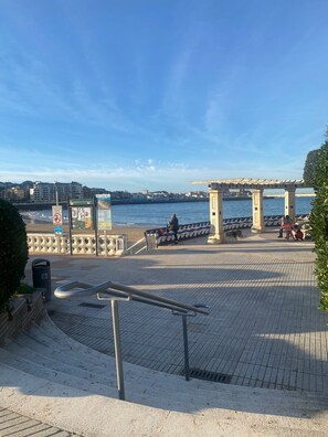 المنطقة المحيطة بالمنشأة