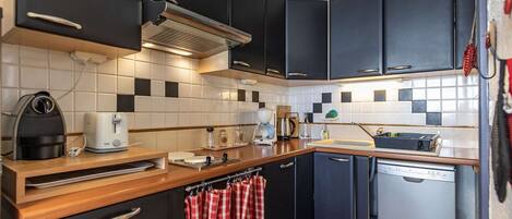 Fridge, microwave, stovetop, dishwasher