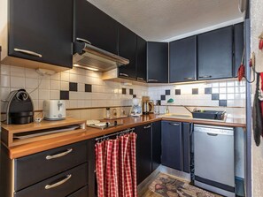 Frigorifero, microonde, piano cottura, lavastoviglie