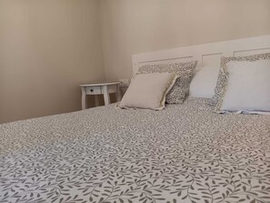 1 bedroom, bed sheets - Vivienda 2 Personas Finca Malvasia (Cabezón de Liébana)