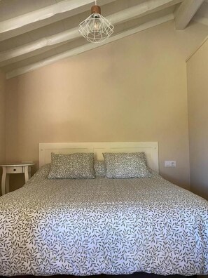 1 bedroom, bed sheets