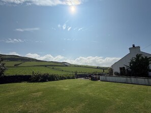 Property grounds - Cottage in Ballintoy, Causeway Coast - sleeps 5 (Ballintoy)