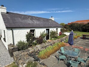 Outdoor dining - Cottage in Ballintoy, Causeway Coast - sleeps 5 (Ballintoy)