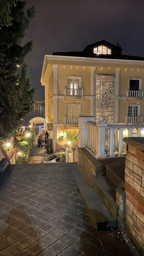 المنشأة من الخارج