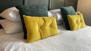 Habitación doble superior, baño en la habitación | Escritorio, tabla de planchar con plancha y wifi gratis