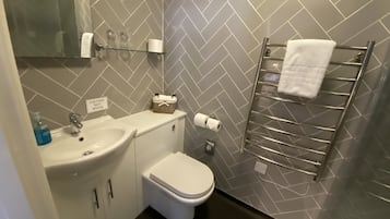 Habitación doble estándar, baño en la habitación | Baño