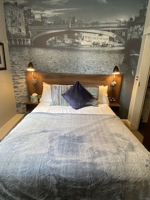 Escritorio, tabla de planchar con plancha y wifi gratis