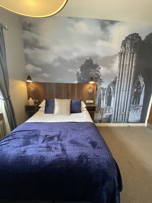 Escritorio, tabla de planchar con plancha y wifi gratis