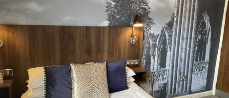 Quarto casal standard, suíte | Escrivaninha, ferros/tábuas de passar roupa, Wi-Fi de cortesia