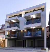 Fachada da propriedade à noite