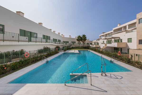 Una piscina al aire libre