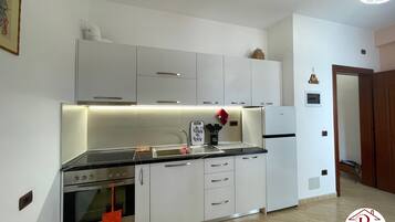 Réfrigérateur, four, plaque de cuisson, cafetière/bouilloire
