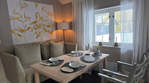 Breakfast, lunch, dinner served; local and international cuisine  - Onga Lodge (Alta)