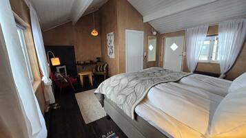 Kamar Double Deluks, 1 Tempat Tidur Queen, Bebas Asap Rokok, pemandangan kebun | Selimut bulu angsa, bantalan ekstra lembut, dan didekorasi berbeda-beda