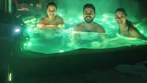 مغطس بمضخات للمياه